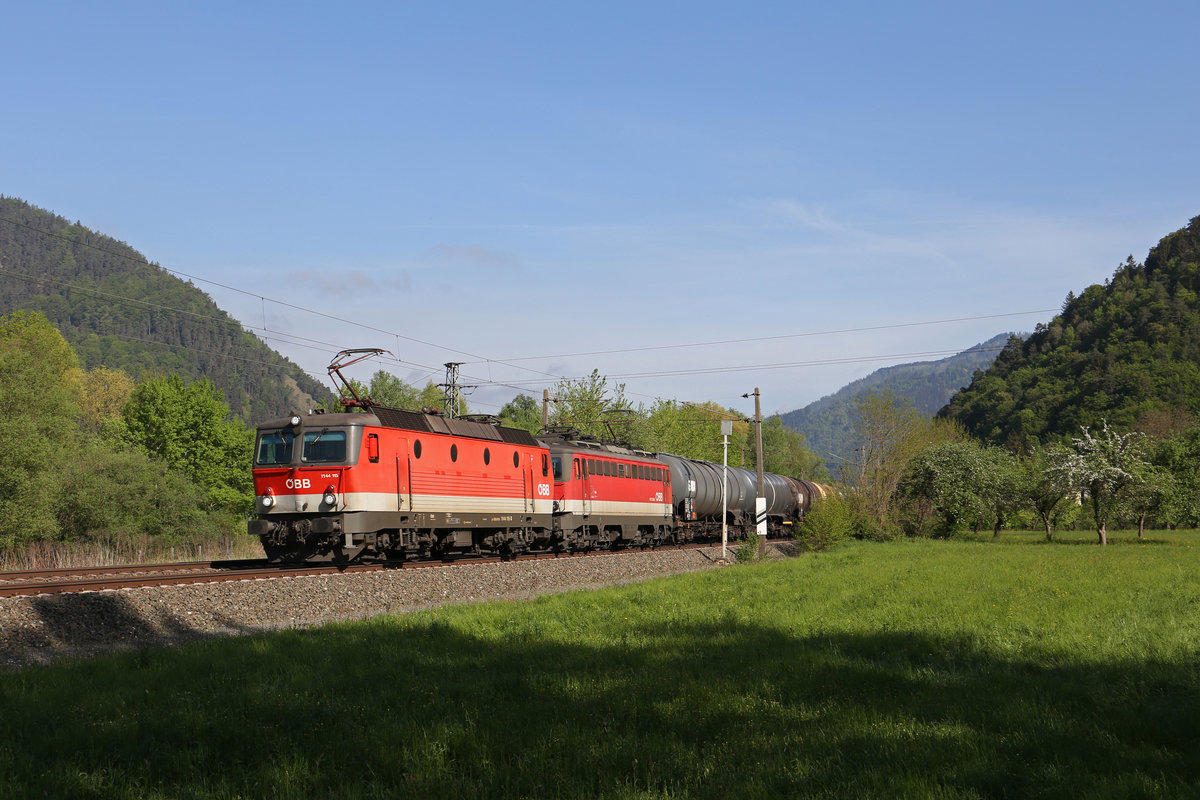 1144.115+1142.586 fahren mit ihren Kessel-GAG kurz vor Mixnitz-Bärenschützklamm am 28.4.18