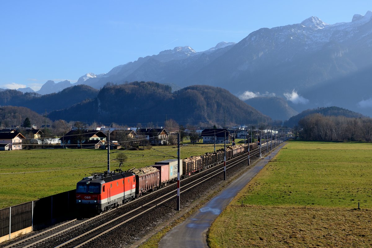 1144.120 mit einem gemischten Güterzug bei Kuchl (19. Dezember 2015).