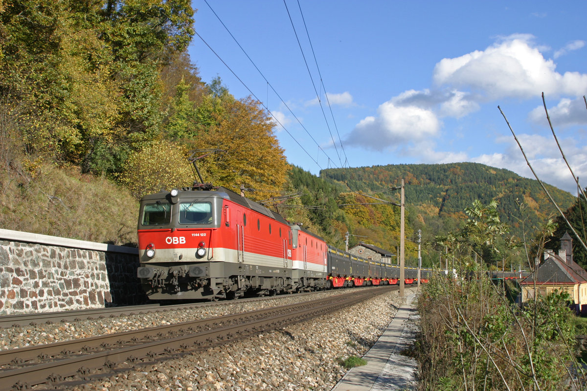 1144.122+013 fahren mit GAG-47041 im besten herbstlichen Licht bei Schlöglmühl bergwärts. 22.10.16