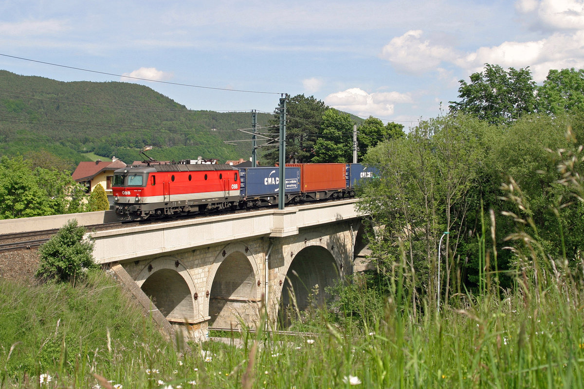 1144.209 fährt mit GAG-49410 über den Payerbachgraben-Viadukt am 21.5.16