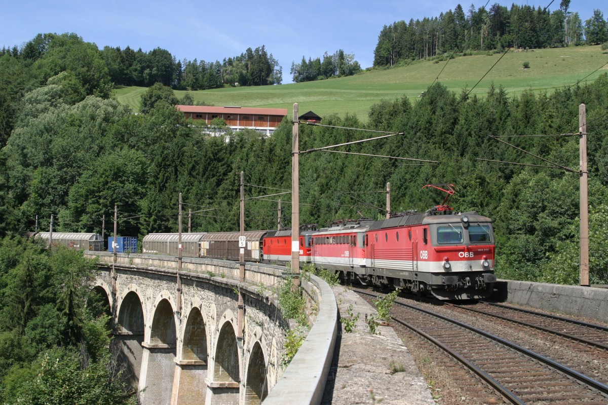 1144.232+1142.611+1144.120 befahren am 1.8.15 mit G-54056 den Wagnergraben-Viadukt vor Klamm/Sch.