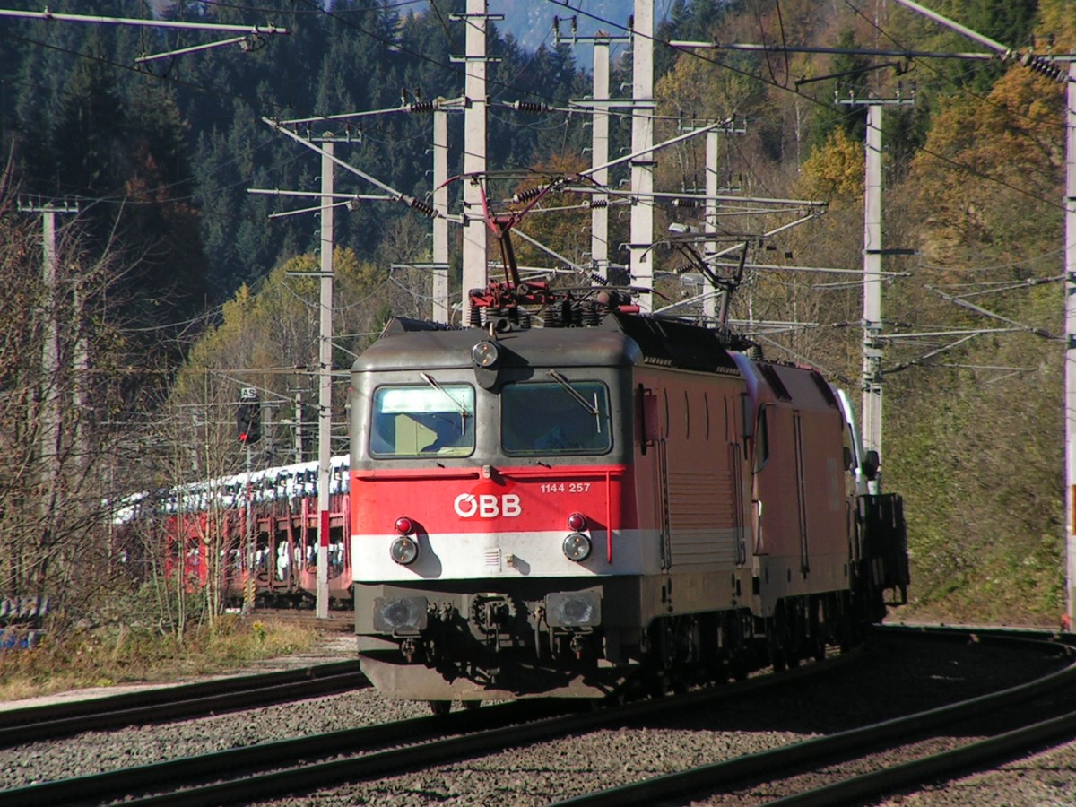 1144.257 und 1016.048 auf der Giselabahn vor einem Güterzug von Wörgl Frachtenbahnhof nach Villach Großverschiebebahnhof im Bahnhof Hopfgarten im Brixental (bei Wörgl) am 29. Oktober 2010.