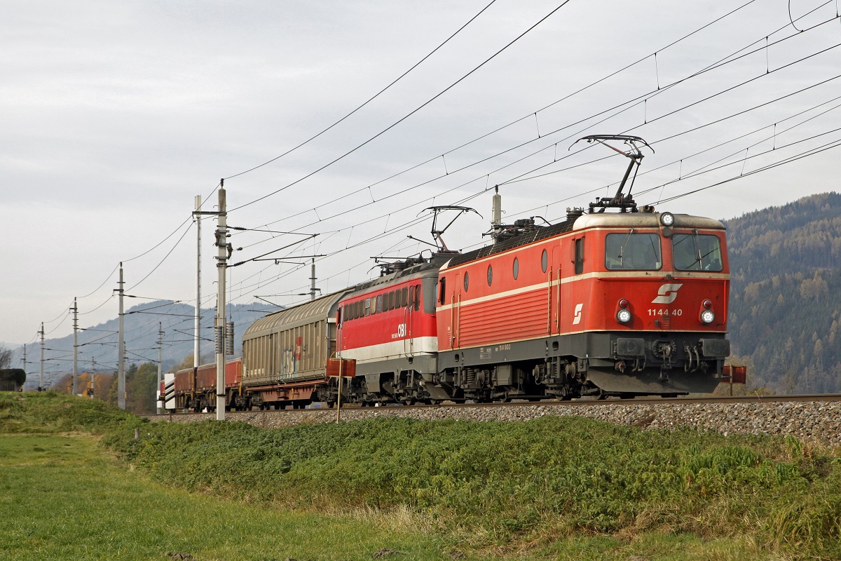 1144.40 + 1142 554 mit einem kurzen Güterzug bei Niklasdorf am 4.11.2016.