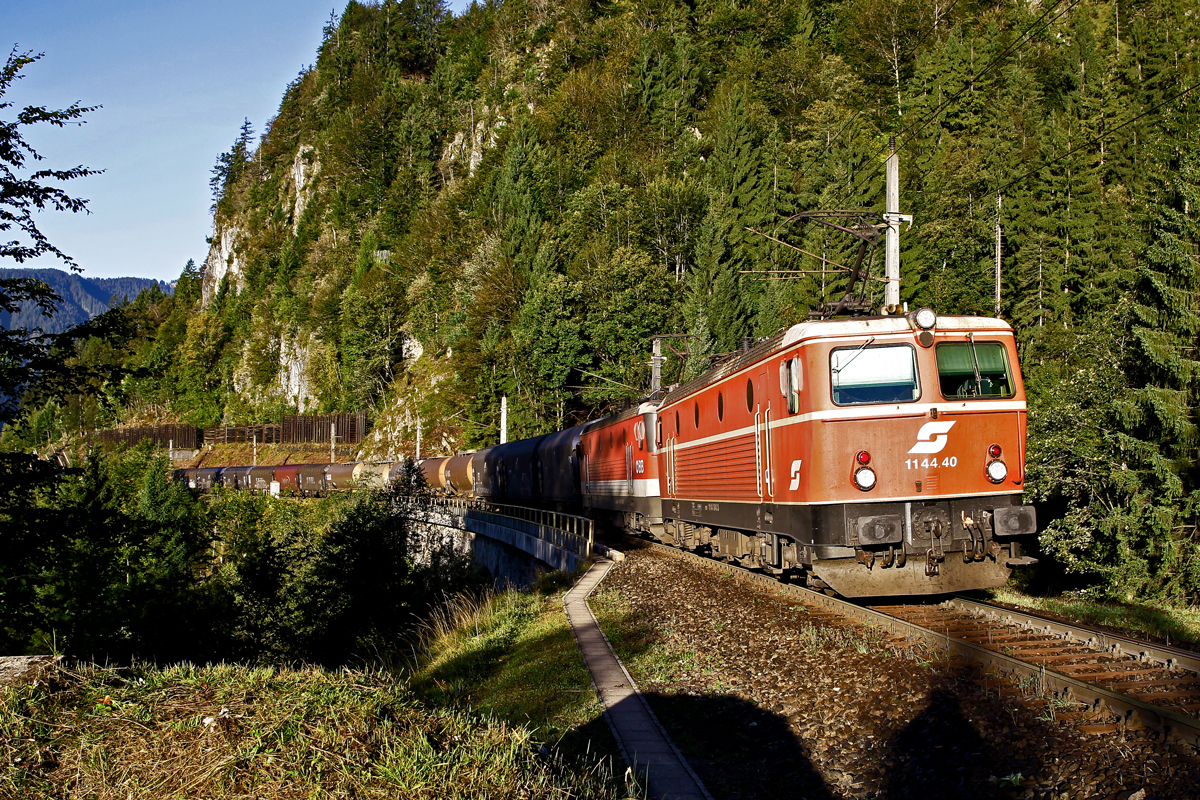 1144.40 und 1144 xxx fahren am frühen Morgen in Wald a/A mit einem gemischten Güterzug bergwärts.Bild vom 22.9.2016