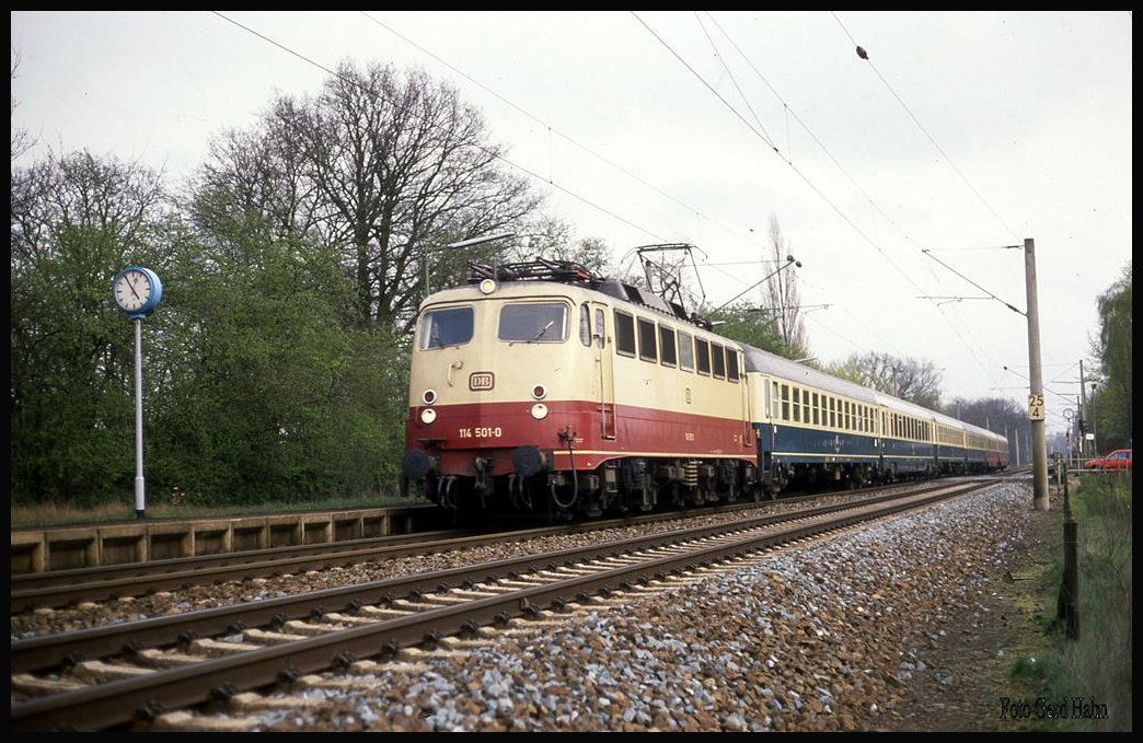 114501 hatte am 14.4.1992 den IC Oldenburg City am Haken und war hier um 16.56 Uhr in Schierbrock in Richtung Oldenburg unterwegs.
