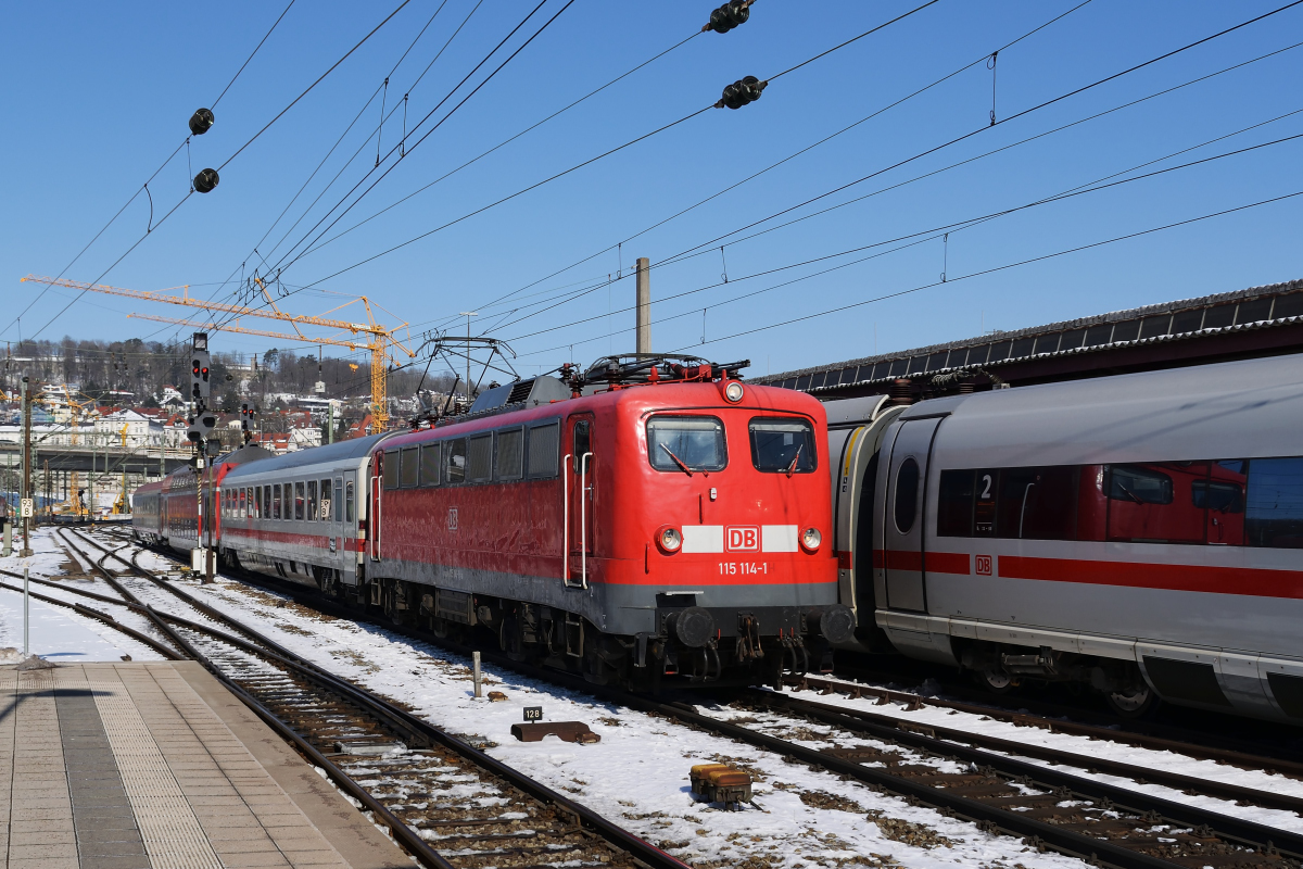 115 114 fährt am 24. Februar 2018 mit PbZ 2461 in Ulm Hbf ein. 