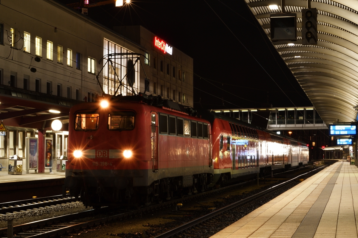 115 198 steht am Abend des 4. Dezember 2018 mit PbZ 2460 in Ulm Hbf.