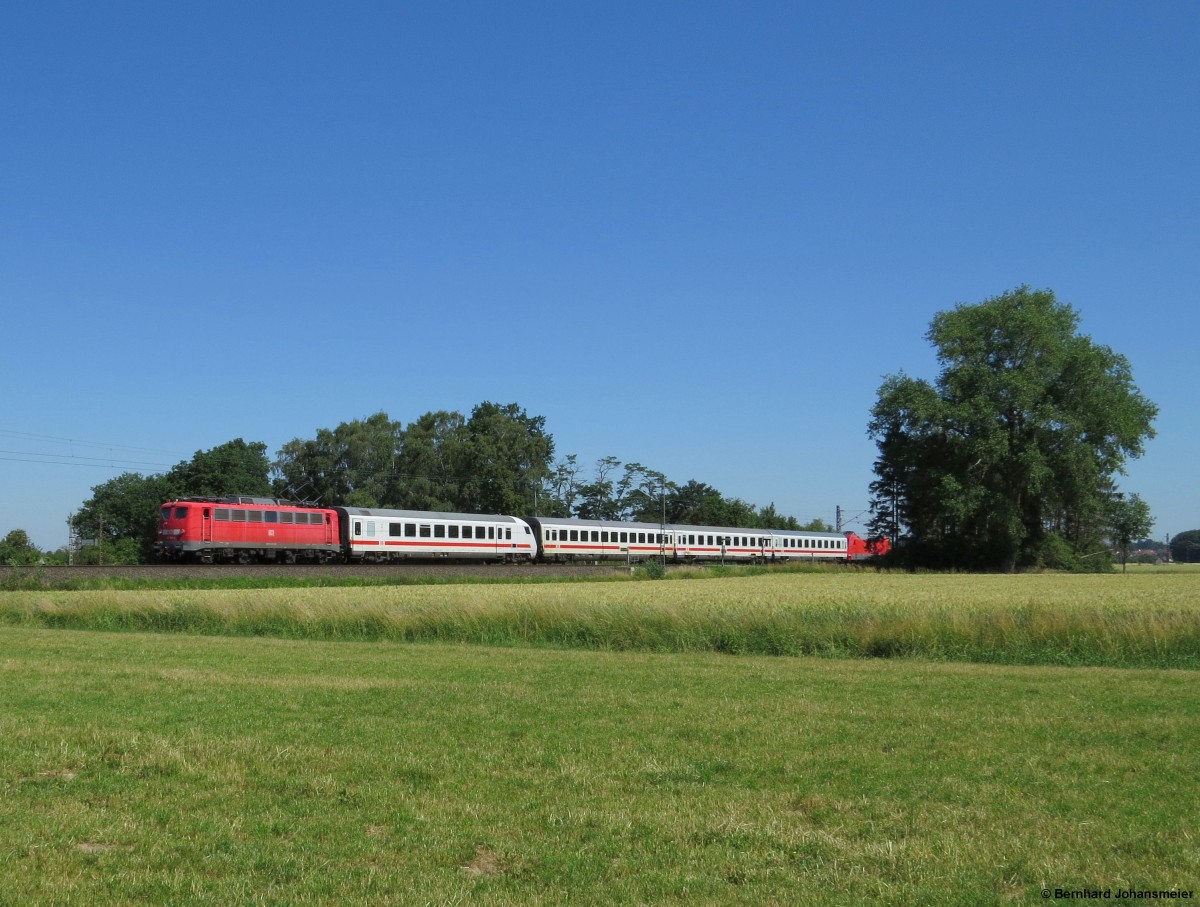 115 198 zieht den Pbz von Kassel nach Dortmund durch die Felder bei Scharmede. Juli 2015