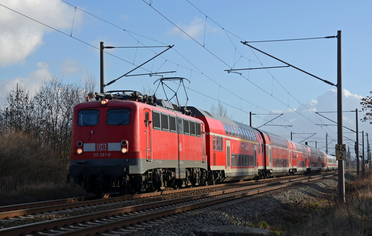 115 261 führte am 04.12.18 ihren Pbz 2467 von Leipzig nach Berlin durch Greppin Richtung Dessau. Der Zug bestand aus 5 Doppelstockwagen, darunter ein Steuerwagen, sowie zwei IC-Wagen und 101 063. Diese wird in Dessau vom Zug gegangen sein.