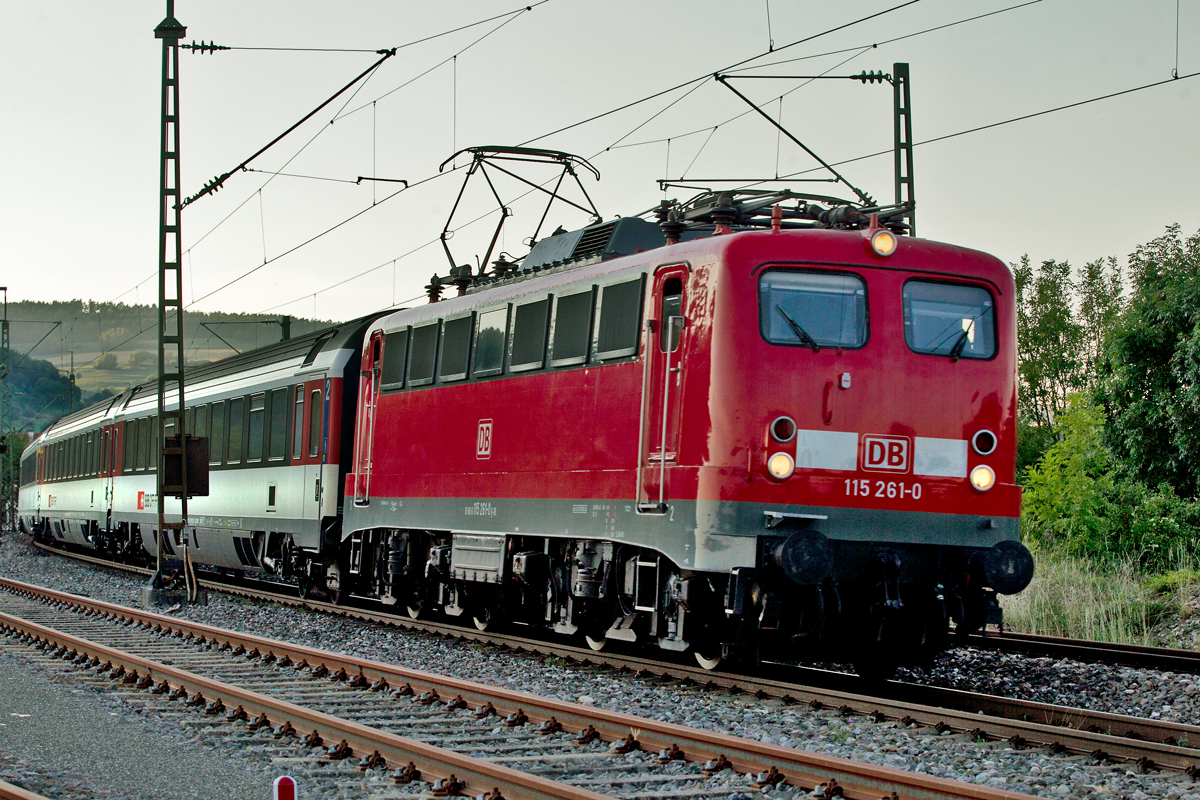 115 291-0 braust mit dem IC 283 aus Stuttgart nach Zürich HB beim Bahnbildertreffen am 2.8.2015 in Welschingen vorüber