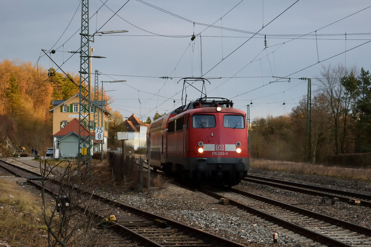 115 293 mit dem sehr überschaubaren PbZ 2460 des 26.12.2017 in Westerstetten unterwegs Richtung Stuttgart.