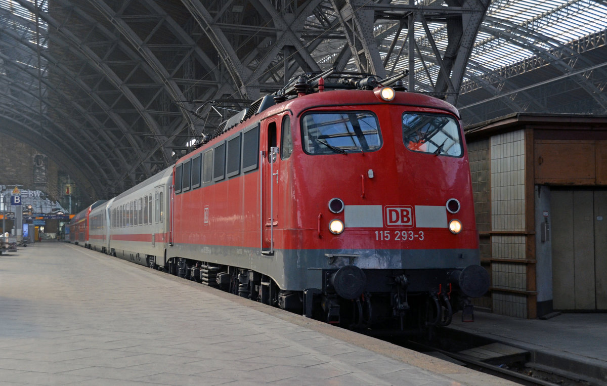 115 293 wartet am 14.02.17 mit ihrem PbZ 2466 von Leipzig nach Berlin im Startbahnhof auf die Abfahrt.