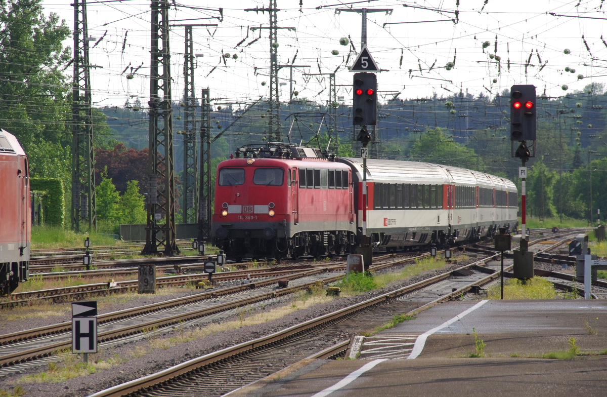 115 350 bringt den IC Stuttgart - Basel am 13.05.2015 nach Singen am Hohentwiel.
SBB Re 4-4 11193 wird den Zug übernehmen. Bahnstrecke 4250 Offenburg - Singen.