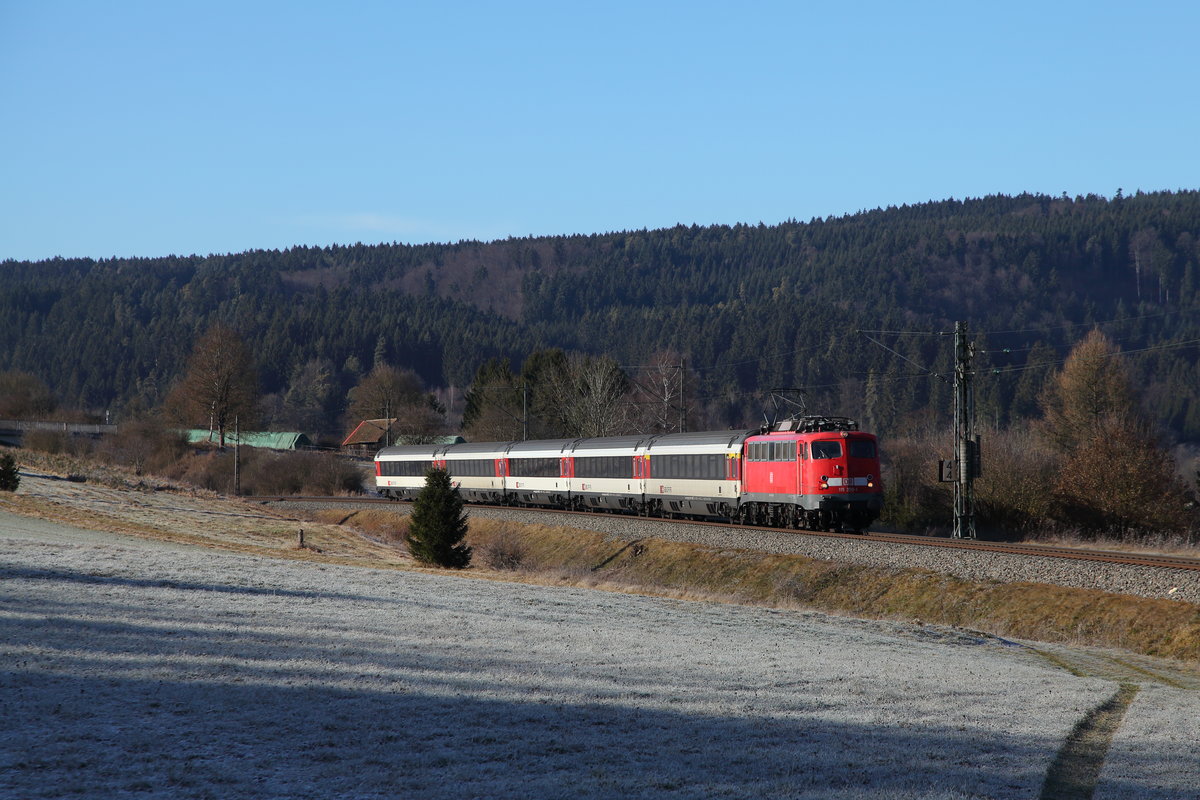 115 350 vor dem IC 280 von Zürich nach Stuttgart bei Tuttlingen-Möhringen, 28.12.2016.