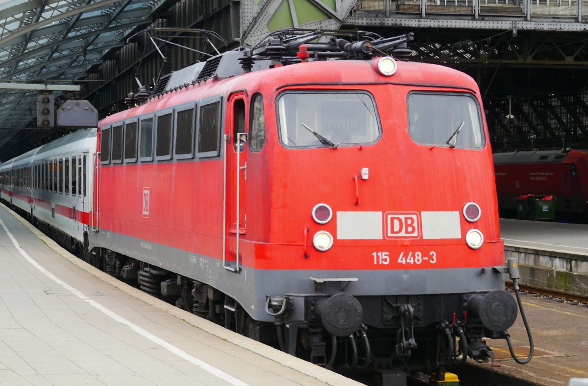 115 448-3 mit dem Sonntags-IC 2400 Köln - Hamburg am 3.8.14. Da der Zug von Köln über Neuss (ohne Halt) nach Düsseldorf fährt, verlässt er den Kölner Hbf durch den Hinterausgang.