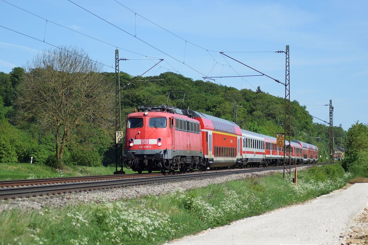 115 459 ist am 8. Mai 2018 mit der Beförderung von PbZ 2460 betraut. Aufgenommen kurz hinter Westerstetten.