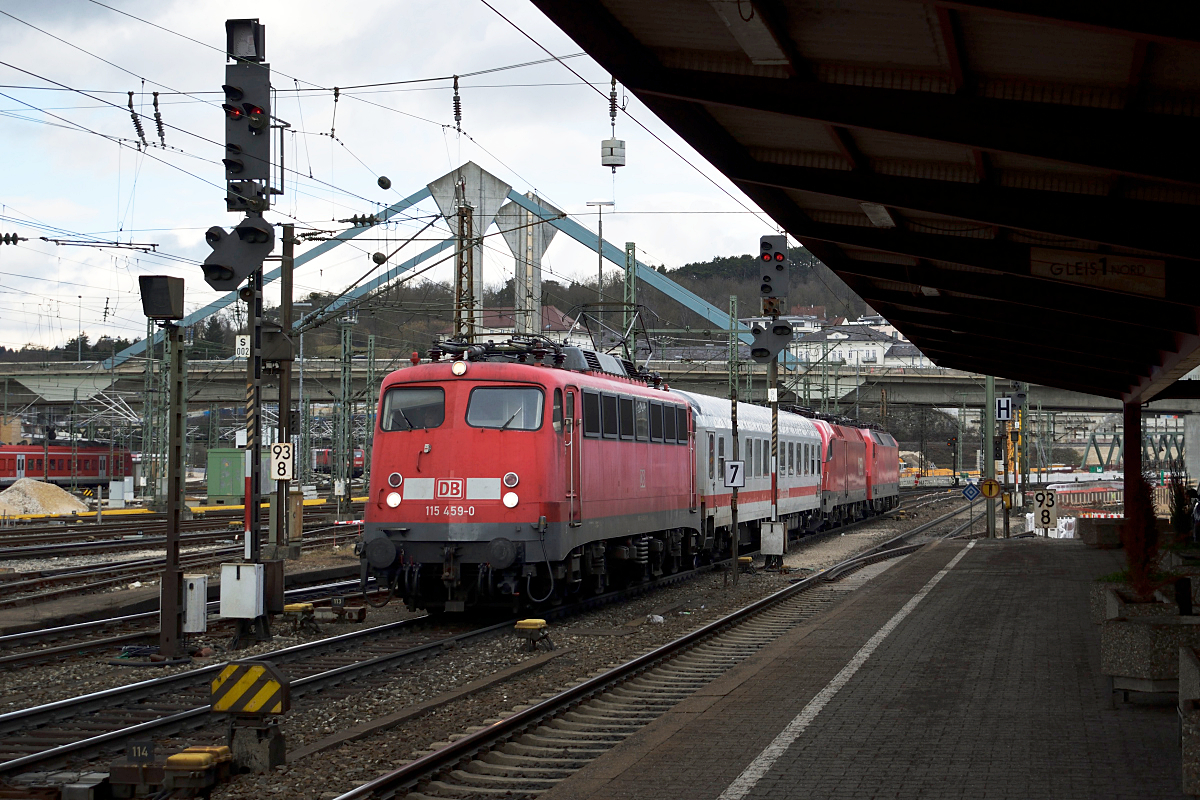 115 459 fährt am 03. Februar mit PbZ 2461 in Ulm ein.