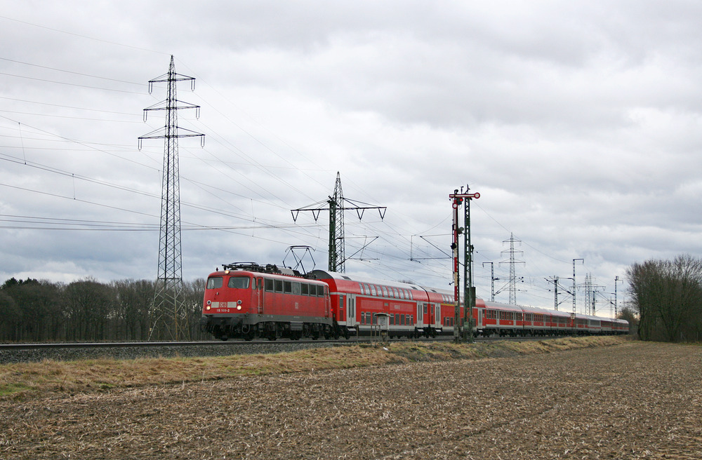115 509 mit einem PbZ unweit des Abzweigs Weißenberg in Neuss.
Aufgenommen am 28. Februar 2010.