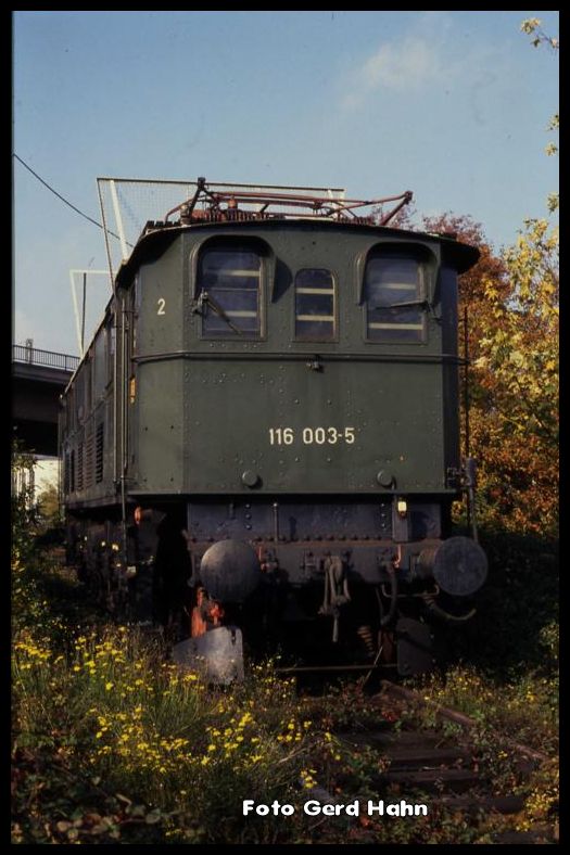 116003 hatte nach ihrer aktiven Dienstzeit noch eine  Fristverlängerung  als Trafolok. Am 25.10.1989 stand sie noch immer in Aachen West auf einem Stumpfgleis.