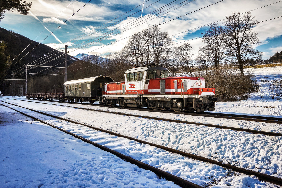 1163 014-4  Günter  wartet mit dem VG von Awanst Holzhof Arnbach nach Lienz, im Bahnhof Abfaltersbach, auf die Kreuzung mit dem REX 1866.
Aufgenommen am 22.12.2017.