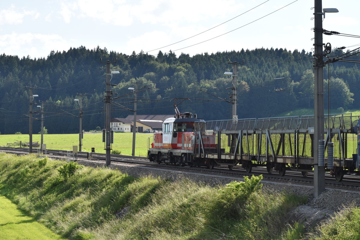 1163.002 am 16. Juni 2016 um 17:46 bei der Ausfahrt aus dem Bahnhof Steindorf bei Straßwalchen.