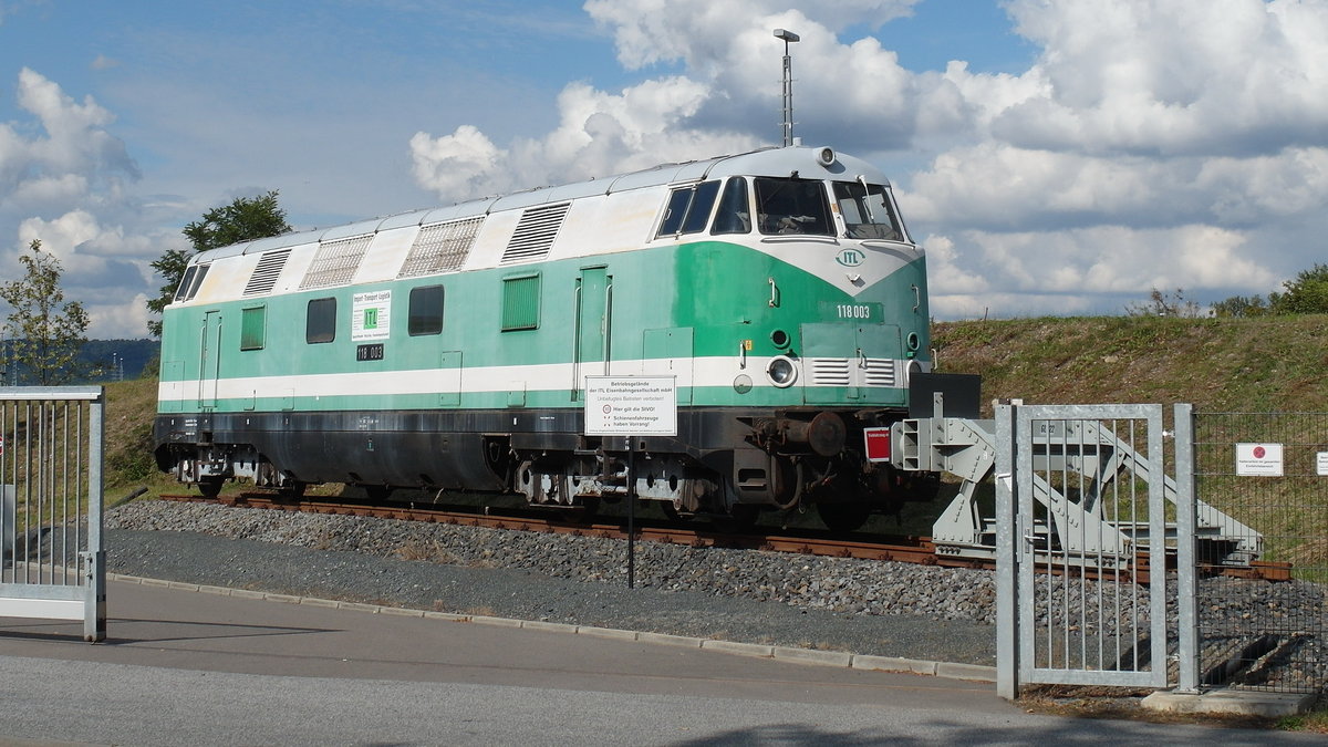 118 003 (ex V180 DR / DR 118 585-9 / DB 228 585-6) steht als Museumslok auf einem Gleisstck im Gelnde von ITL Pirna; 17.09.2017
