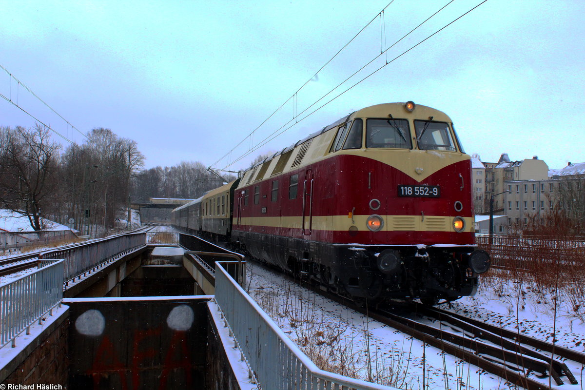 118 552-9 der ITL zieht einen Sonderzug der OSEF durch Chemnitz-Süd.