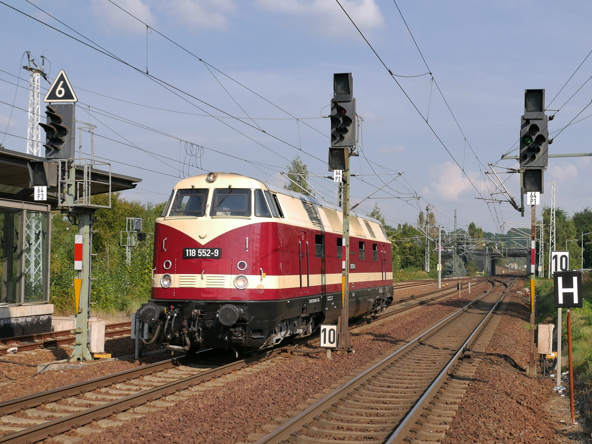 118 552 in Farbgebung Deutsche Reichsbahn kommt durch Pirna Richtung Dresden, 26.09.2016
