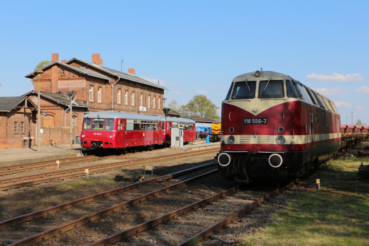 118 586 7 und ein Ferkeltaxi im Bahnhof von Egeln zum Bahnhofsfest am 02.05.2015
