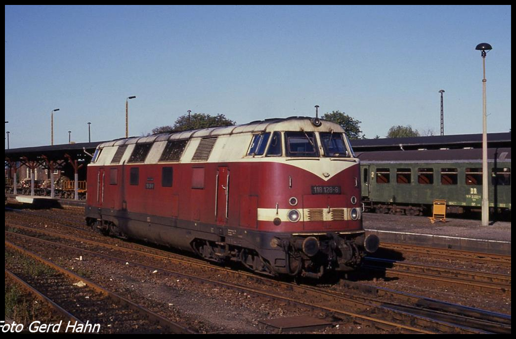 118128 rangiert hier am 16.9.1990 im ehemaligen DDR Grenzbahnhof Oebisfelde.