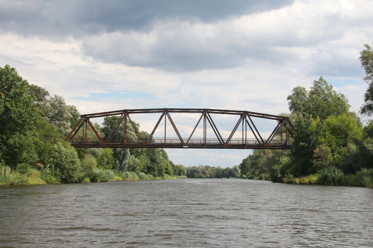 11.8.18 Oderberg, alte Wriezener Oder östlich: Brücke der Strecke Angermünde - Bad Freienwalde. 