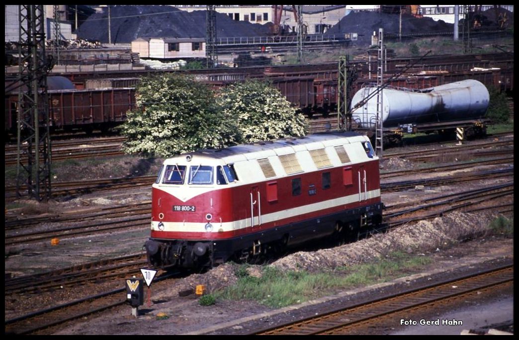 118800 fährt solo am 1.5.1990 in den Verschiebebahnhof Leipzig - Engelsdorf ein.
