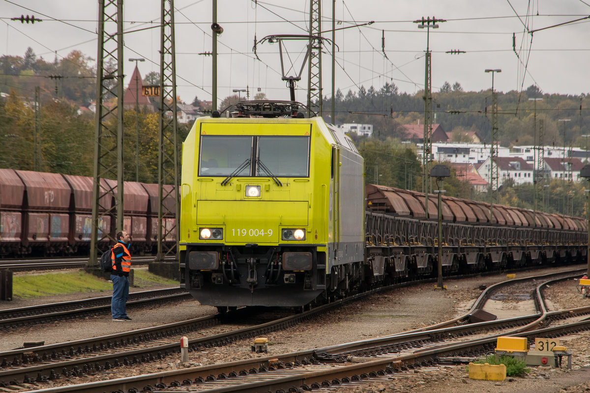119 004-9 von alpha-trains hat eine interessante Fuhre an der Angel. Beim genaueren Hinschauen erkennt man jedoch, dass die Waggons auf dem Gleis links daneben dafür verantwortlich sind. Aufgenommen am 3. Oktober 2017 im Güterbahnhof Passau. 