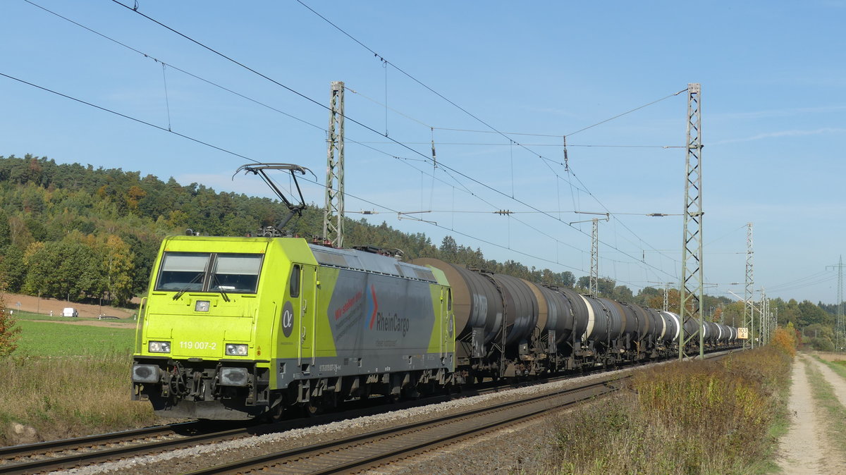 119 007 zieht einen Güterzug nahe Kerzell gen Süden. Aufgenommen am 12.10.2018 11:39