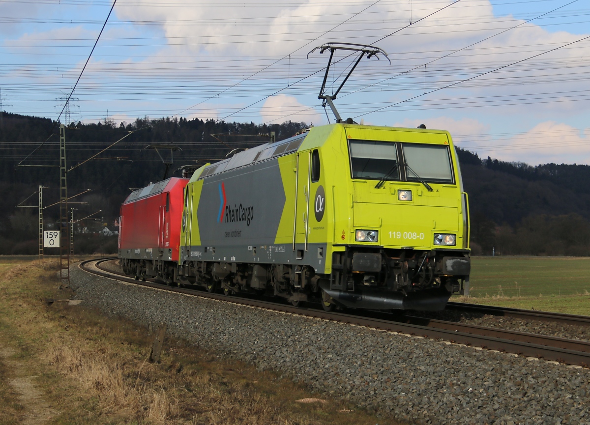 119 008-0 der Alphatrains/RheinCargo mit der Wagenlok 145-CL 015 der HGK in Fahrtrichtung Süden. Aufgenommen zwischen Mecklar und Ludwigsau-Friedlos am 22.02.2015.