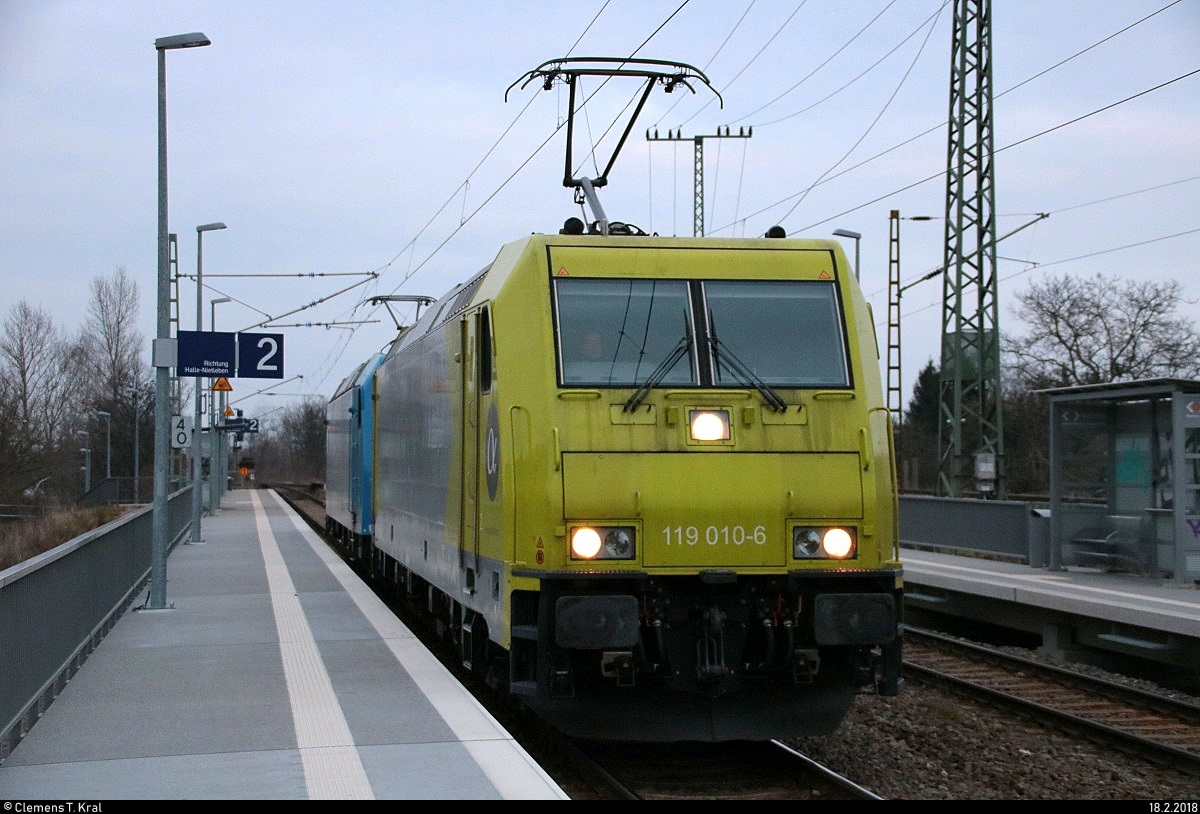 119 010-6 von Alphatrains mit 185 516-2 der Verkehrsbetriebe Peine-Salzgitter GmbH als Lokzug durchfährt den Hp Halle Rosengarten auf der Bahnstrecke Halle–Hann. Münden (KBS 590) Richtung Sangerhausen. [18.2.2018 | 17:12 Uhr]