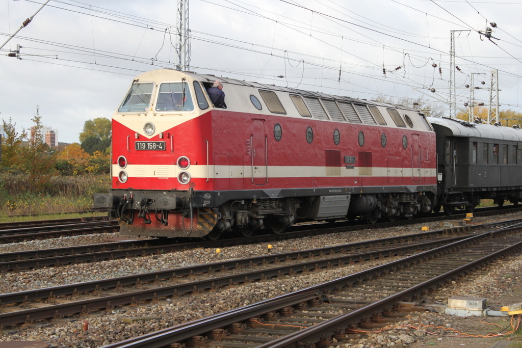 119 158-4 mit DPE 20047 von Berlin-Schneweide nach Bad Doberan bei der Einfahrt im Rostocker Hbf.29.10.2016