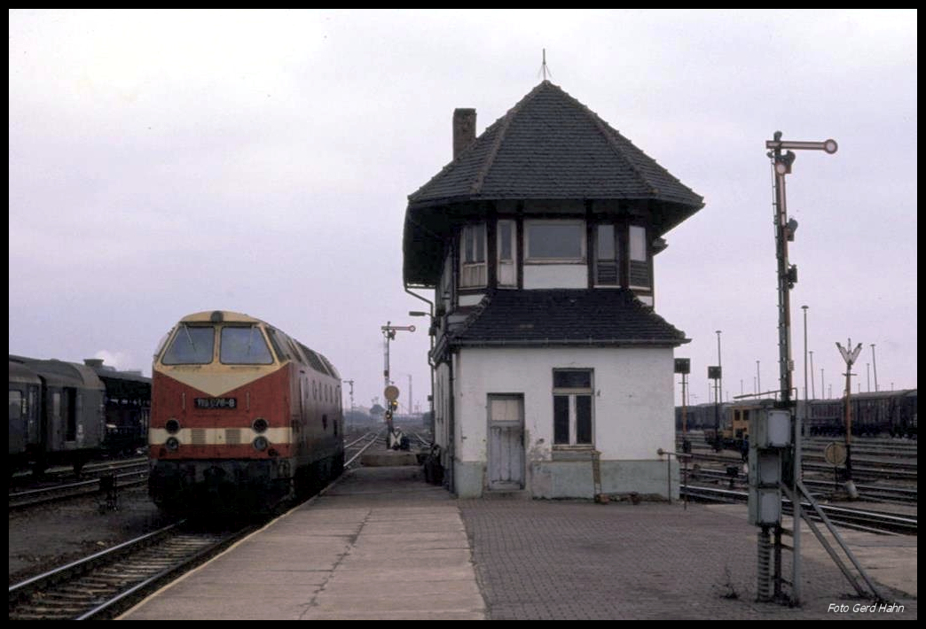 119076 rangiert am 6.3.1990 in Höhe des alten Stellwerks im Bahnhof Nordhausen.