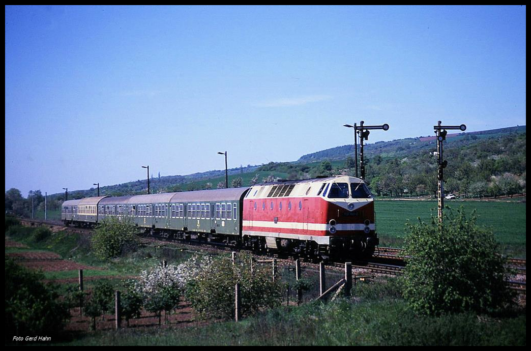 119160 erreicht hier mit ihrem Eilzug in Richtung Nordhausen am 1.5.1990 um 13.20 Uhr den Ortsrand von Wallhausen.