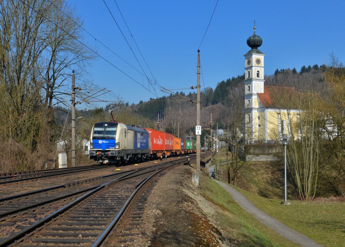 1193 980 mit einem Containerzug am 10.03.2015 bei Wernstein am Inn.