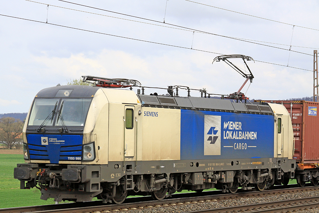 1193 980 Wiener Lokalbahnen am 05.04.16  12:30 nördlich von Salzderhelden am BÜ 75,1 in Richtung Göttingen