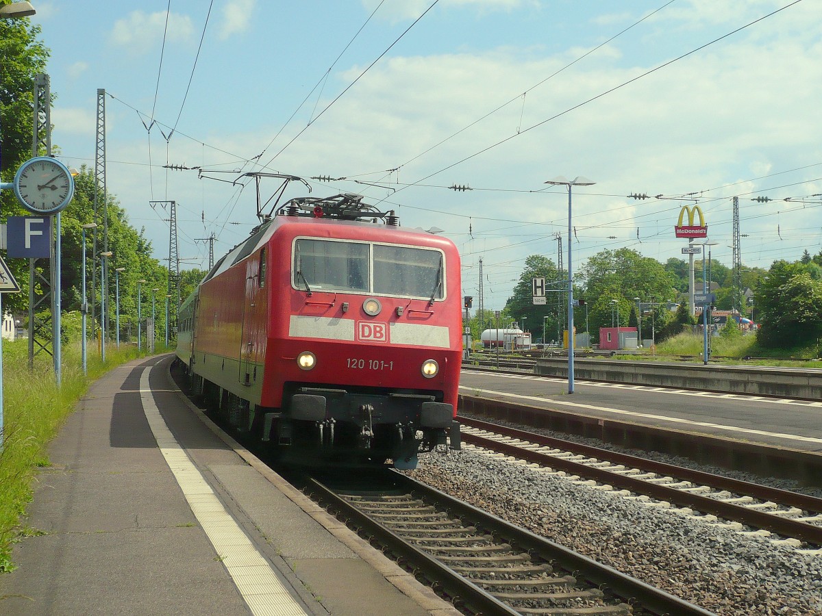 120 101-1 mit ihrem IC nach Emden bei der Einfahrt in den Bahnhof Remagen 18.05.2014