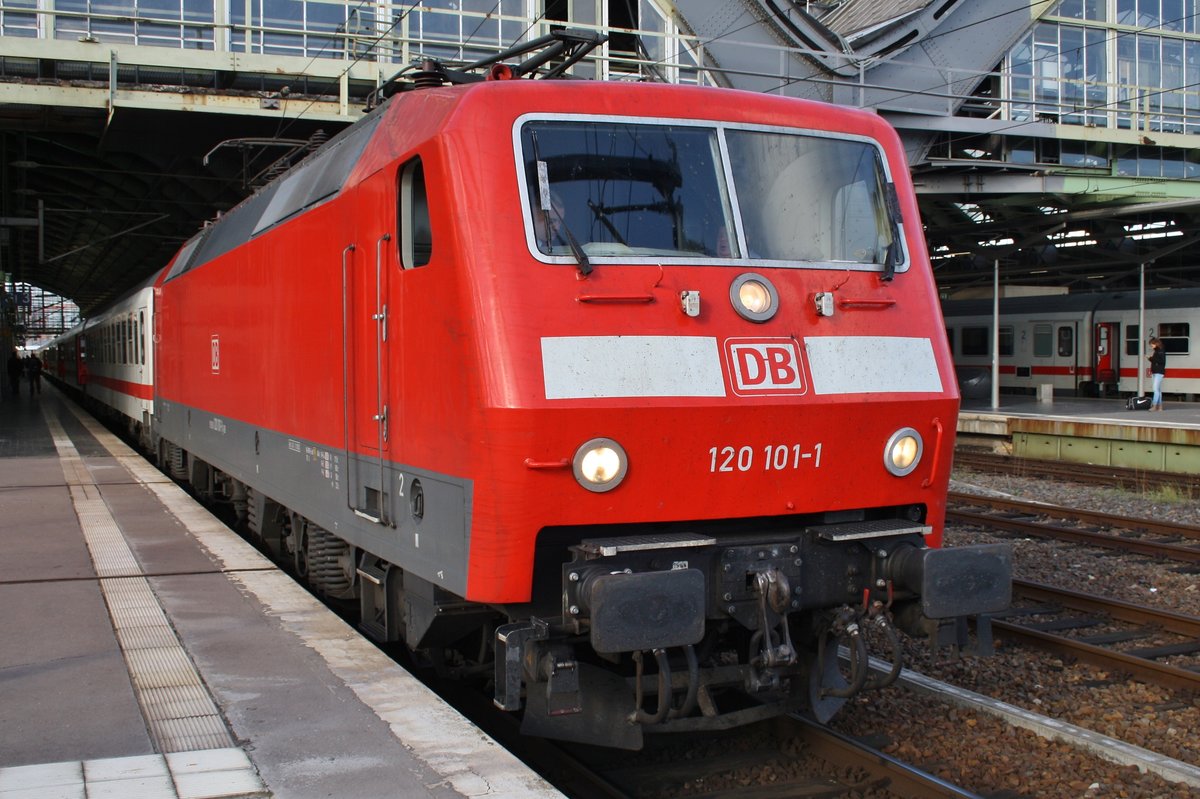 120 101-1 steht am 30.10.2016 mit IC2343 von Münster(Westfalen) Hauptbahnhof nach Berlin Ostbahnhof im Zielbahnhof.