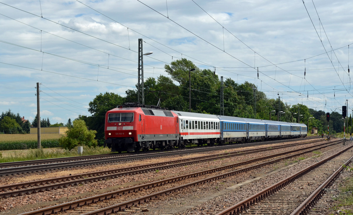 120 102 führte am 05.08.17 den EC 174, welchen sie in Dresden übernommen hatte, durch Weißig (b. Riesa) Richtung Berlin.