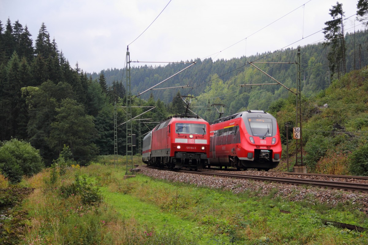 120 104-5 DB und 442 807 begegnen sich auf der Frankenwaldrampe bei Förtschendorf am 06.09.2015.