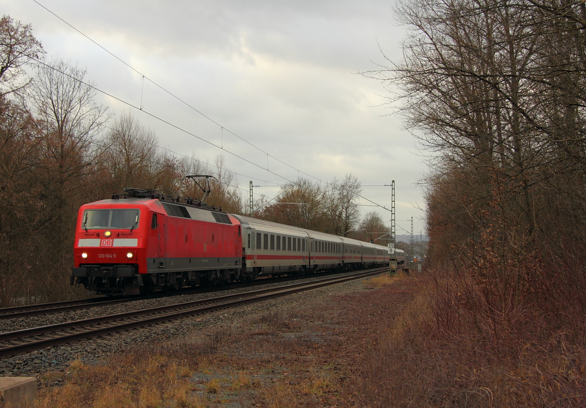 120 104-5 DB in Michelau/ Oberfranken am 27.12.2016.