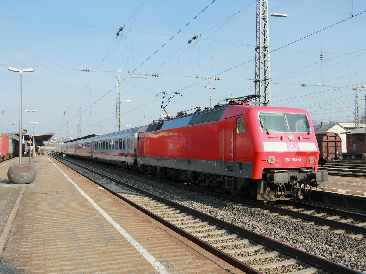 120 105-2 als Schublok für den IC 2069 nach Nürnberg bei der Einfahrt in den Bahnhof von Ansbach am 14. März 2017.