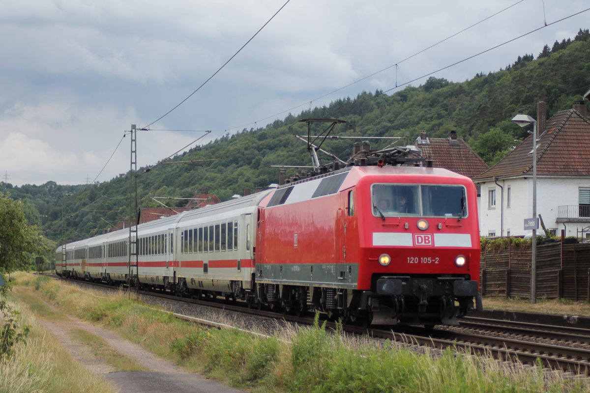 120 105 am 22.06.2018 mit einem IC Richtung Bebra in Ludwigsau-Friedlos. Gruß zurück!;)