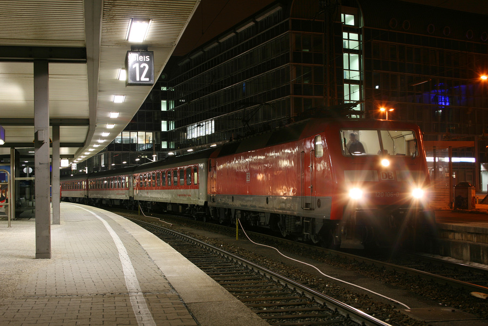 120 106 mit einem Nachtzug im Münchener Hauptbahnhof.
Aufgenommen am 14. März 2010.