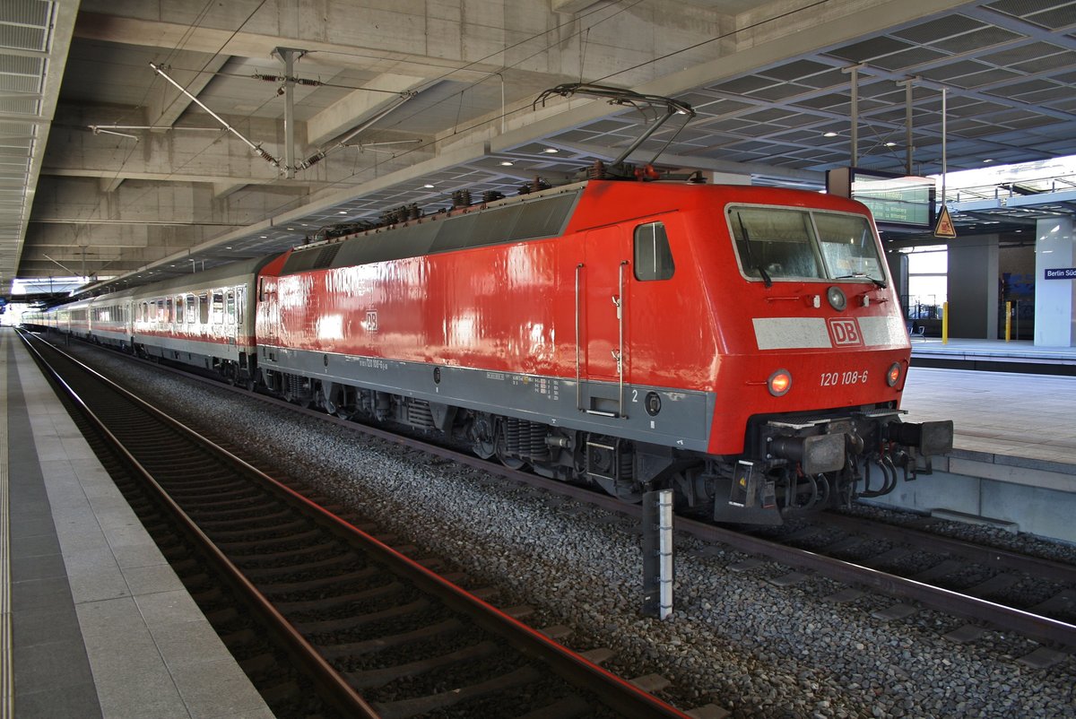 120 108-6 und 120 115-1 (Zugschluss) warten am 28.5.2017 mit dem E28740 nach Lutherstadt Wittenberg Hauptbahnhof in Berlin Südkreuz auf Abfahrt.